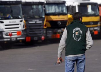 Denuncia vecinal alertó por camionero chaqueño fuera de su vehículo y resultó covid positivo