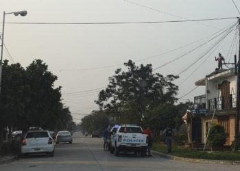 Un hombre amenazó con arrojarse de una terraza pero lo convencieron de que no lo haga y quedó internado