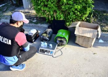 Hacían delivery de cocaína, marihuana y los sorprendió la Policía, huyeron pero perdieron su droga