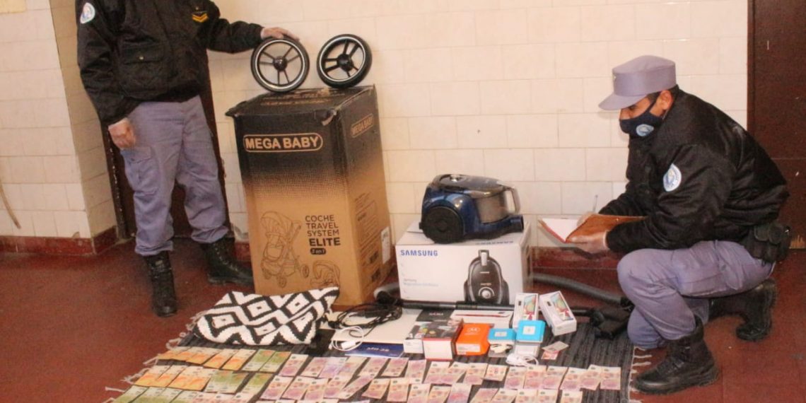 Estafadores robaban datos de tarjetas de crédito para comprar bienes, quedaron detenidos