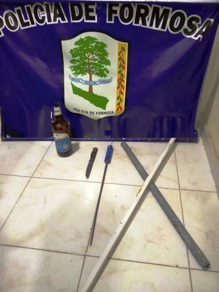 Inadaptados atacaron con piedras, hierros y un arma blanca a policías, dos quedaron detenidos