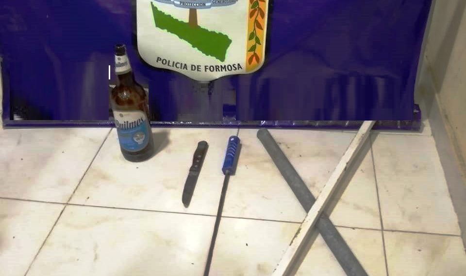 Inadaptados atacaron con piedras, hierros y un arma blanca a policías, dos quedaron detenidos