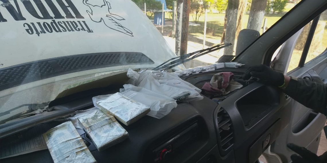 GN secuestró 32.000 dólares y teléfonos de alta gama ocultos en un transporte de encomiendas