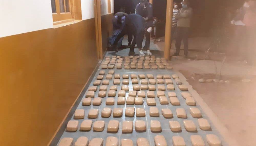 Policías encuentran 90 kilos de marihuana en un sendero que proviene desde Salta