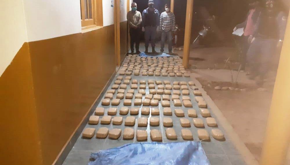 Policías encuentran 90 kilos de marihuana en un sendero que proviene desde Salta