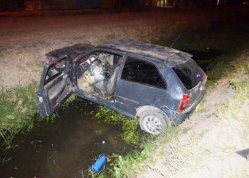 Un hombre falleció horas después de caer con su auto a un zanjón