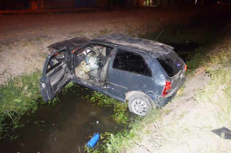 Un hombre falleció horas después de caer con su auto a un zanjón