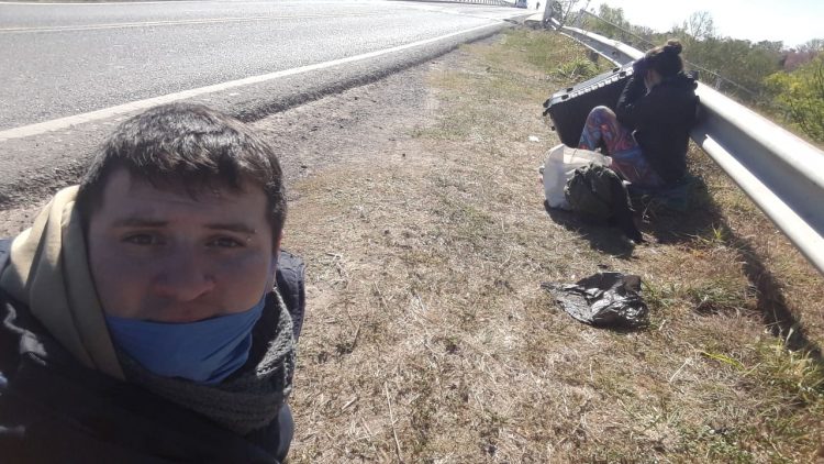 Espera autorización de ingreso, en el puente, con «hisopado negativo» a coronavirus