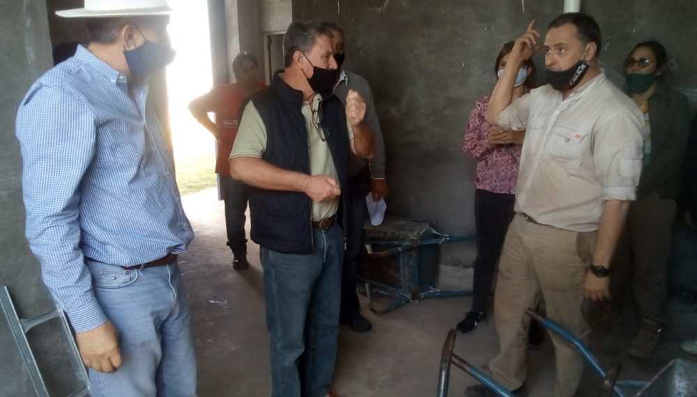 Brignole con funcionarios y colaboradores inspeccionaron y evaluaron la obra del matadero municipal