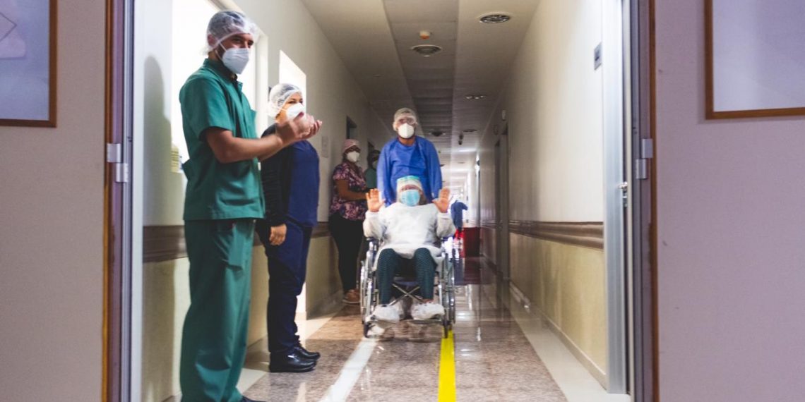 La última paciente dada de alta agradeció la atención profesional que recibió durante su recuperación
