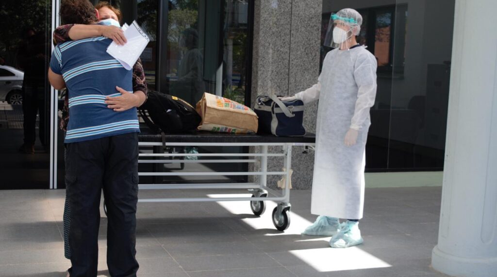 La última paciente dada de alta agradeció la atención profesional que recibió durante su recuperación