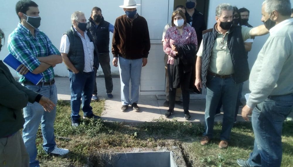 Brignole con funcionarios y colaboradores inspeccionaron y evaluaron la obra del matadero municipal