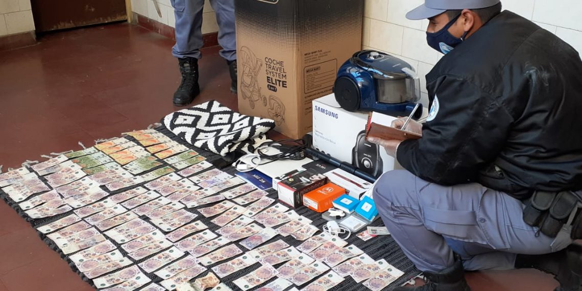 Estafadores robaban datos de tarjetas de crédito para comprar bienes, quedaron detenidos