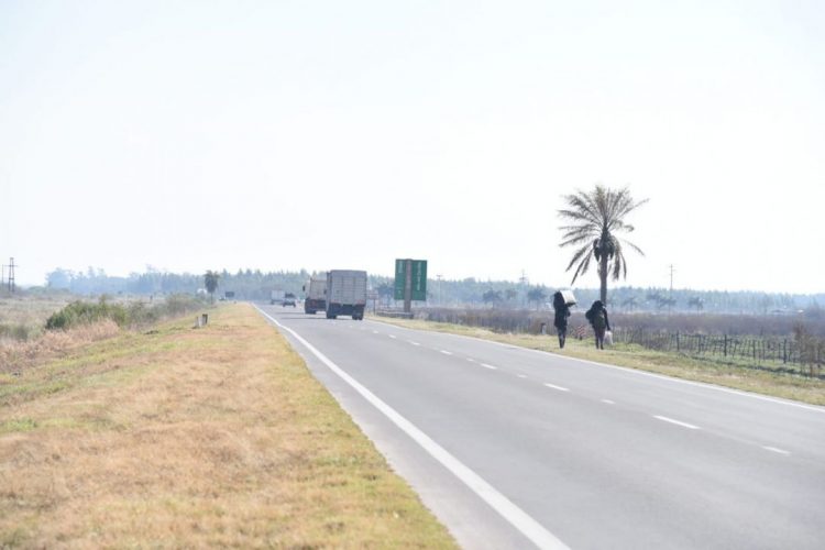 Perdieron sus trabajos en Santa Fe y vienen caminado a Formosa por R11