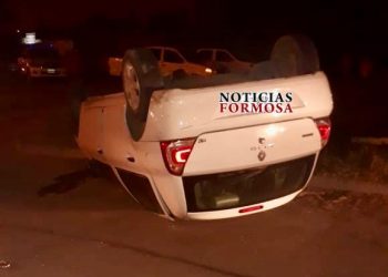 Volcó con su auto y quedó atrapado