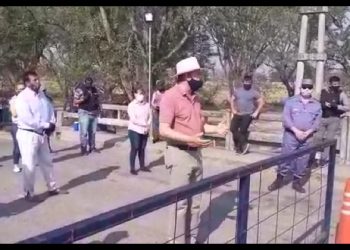 Brignole fue a dialogar con varados en el medio del puente