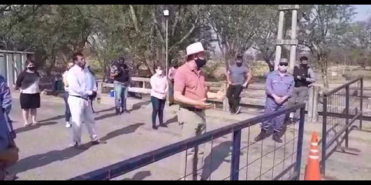 Brignole fue a dialogar con varados en el medio del puente