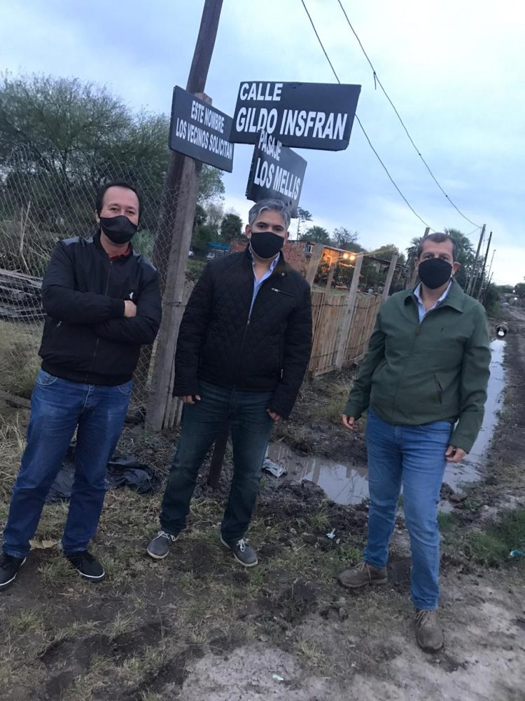 Vecinos piden a radicales que arreglen la calle Gildo Insfrán