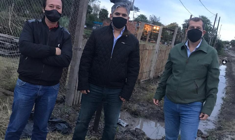 Vecinos piden a radicales que arreglen la calle Gildo Insfrán