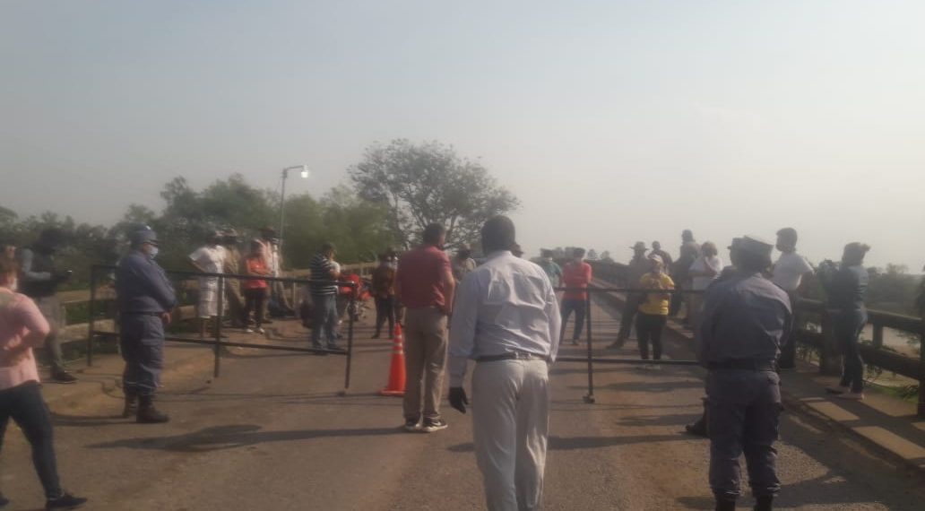 Brignole fue a dialogar con varados en el medio del puente