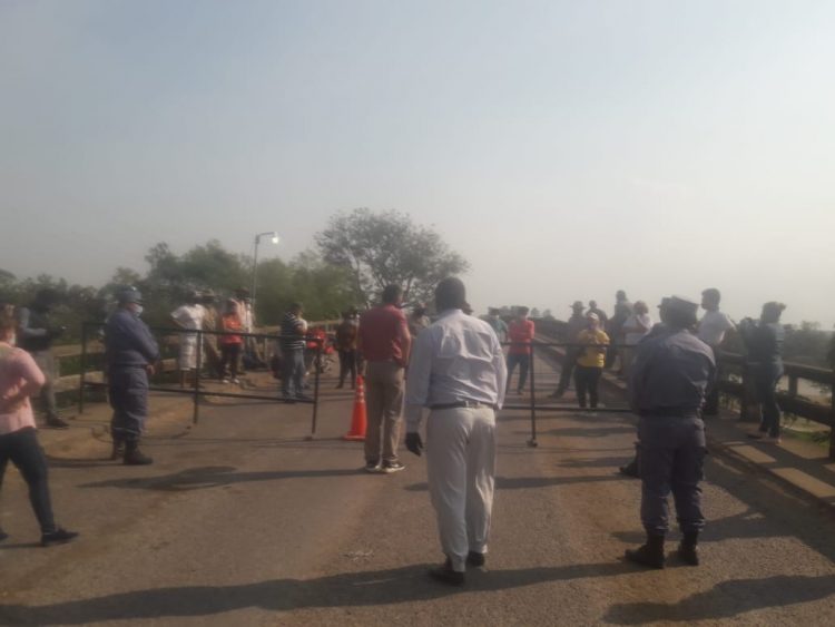 Brignole fue a dialogar con varados en el medio del puente