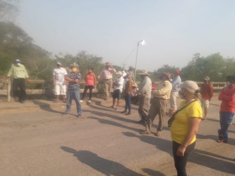 Brignole fue a dialogar con varados en el medio del puente