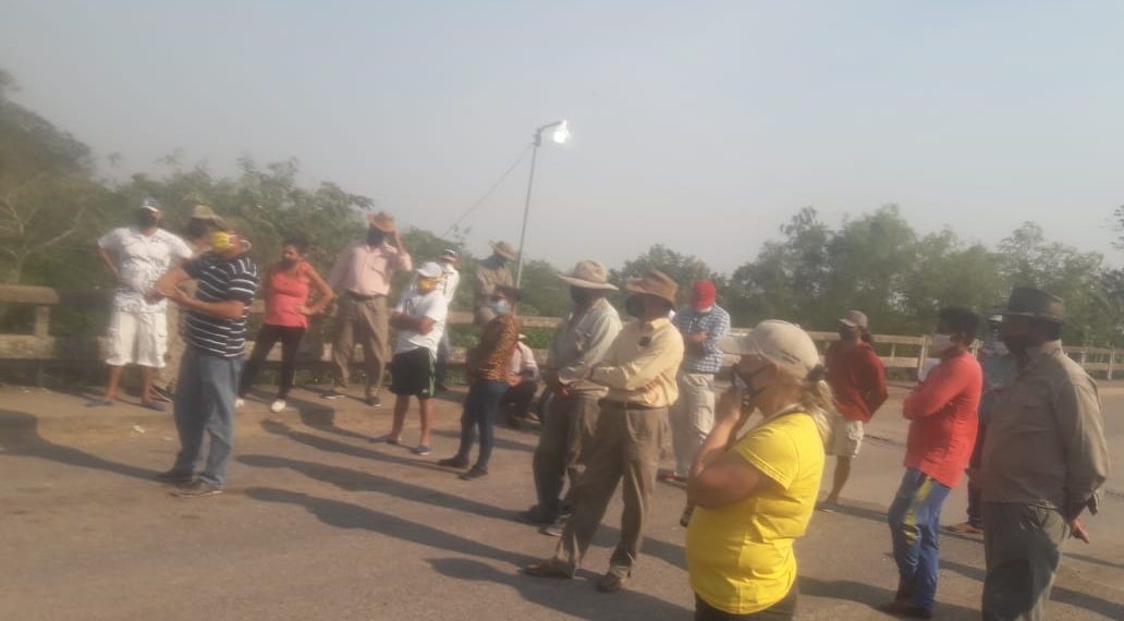 Brignole fue a dialogar con varados en el medio del puente