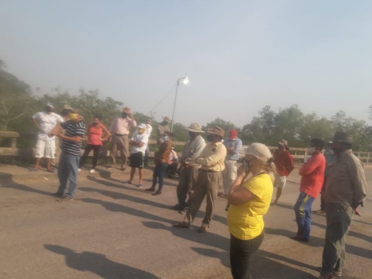 Brignole fue a dialogar con varados en el medio del puente