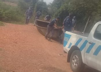 El Porteño: La Policía secuestró una canoa en la orilla argentina del límite internacional
