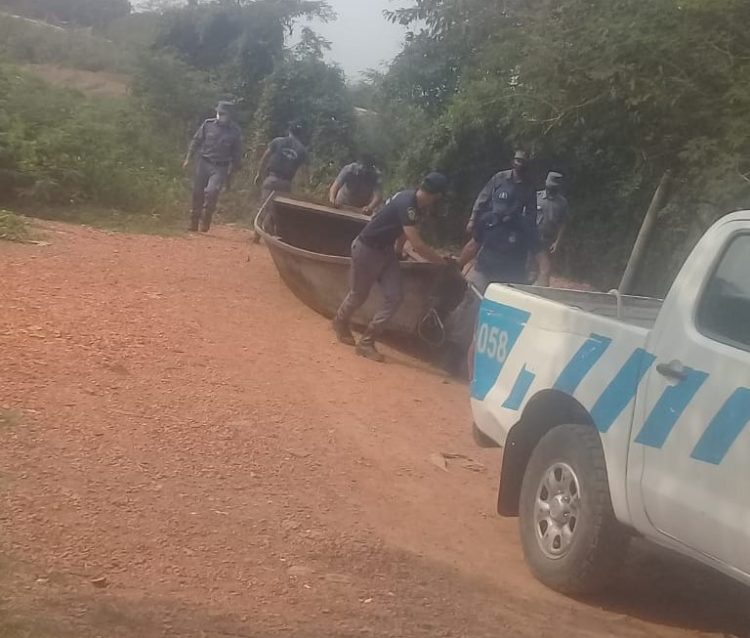 El Porteño: La Policía secuestró una canoa en la orilla argentina del límite internacional