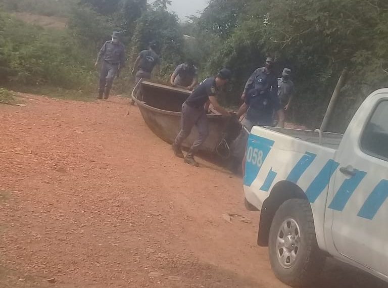 El Porteño: La Policía secuestró una canoa en la orilla argentina del límite internacional