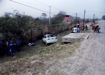 Evitó chocar a una moto y terminó en un zanjón