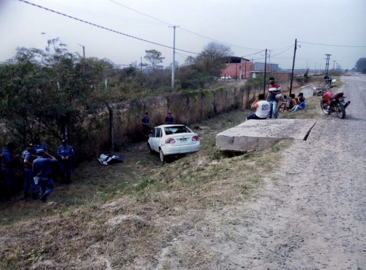 Evitó chocar a una moto y terminó en un zanjón