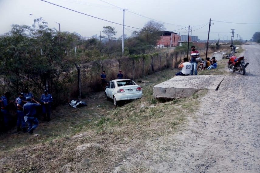 Evitó chocar a una moto y terminó en un zanjón