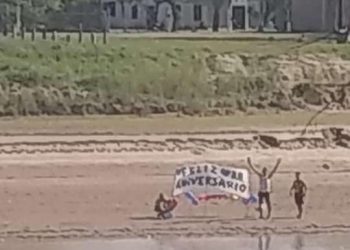 Amor sin límites: saludó a la novia formoseña con carteles, desde Chaco