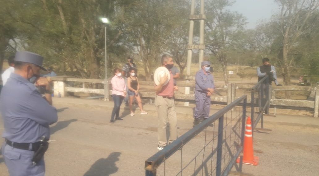 Brignole fue a dialogar con varados en el medio del puente