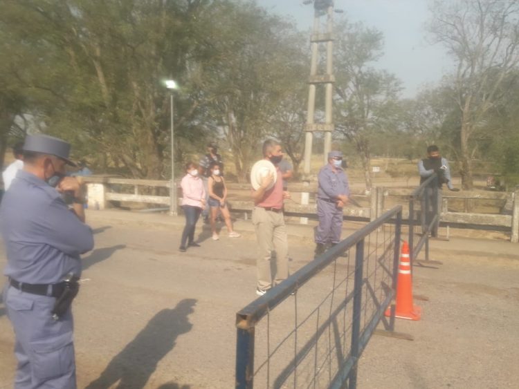 Brignole fue a dialogar con varados en el medio del puente