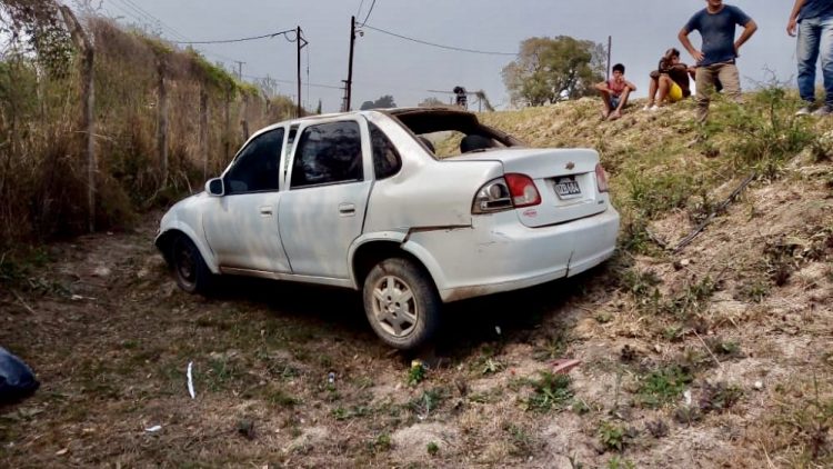 Evitó chocar a una moto y terminó en un zanjón