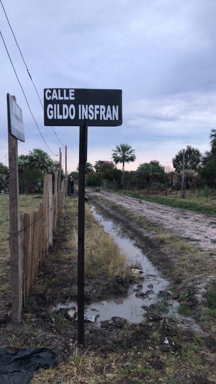 Vecinos piden a radicales que arreglen la calle Gildo Insfrán