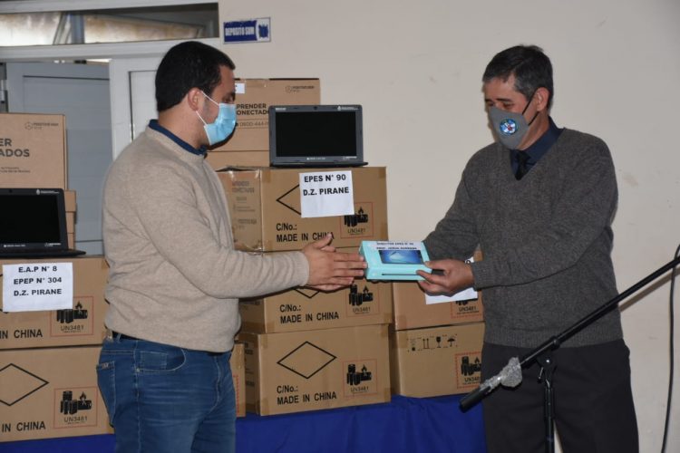 Eber Solís entregó netbooks y tablet a estudiantes de cuarto año