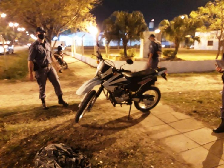 Buscan a conductor arrolló a un policía, provocó lesiones graves en otros dos