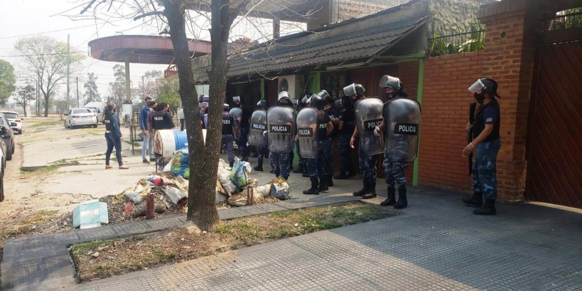 Buscan a conductor arrolló a un policía, provocó lesiones graves en otros dos