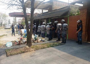 Buscan a conductor arrolló a un policía, provocó lesiones graves en otros dos