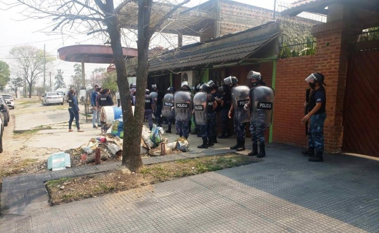 Buscan a conductor arrolló a un policía, provocó lesiones graves en otros dos