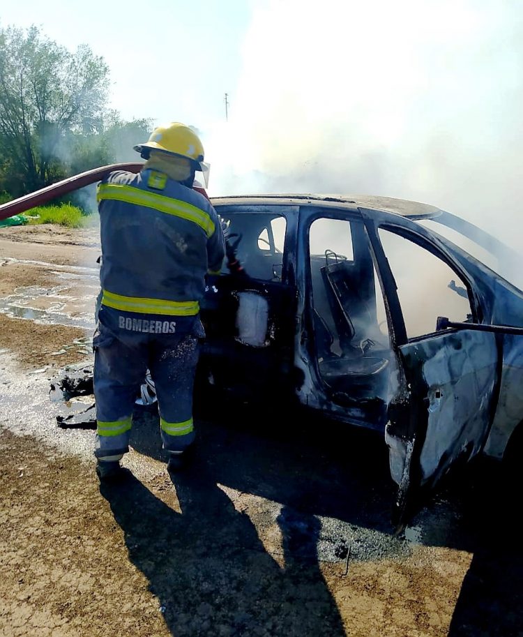 Le prestó el auto a su amigo y se lo devolvieron incendiado y destruido