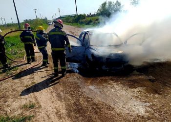 Le prestó el auto a su amigo y se lo devolvieron incendiado y destruido