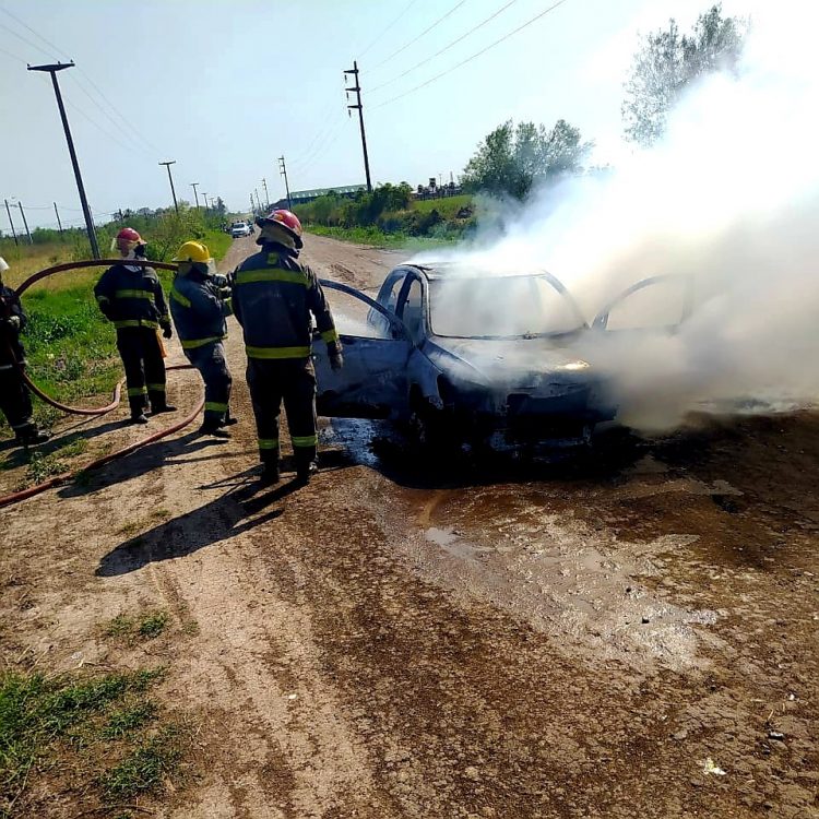 Le prestó el auto a su amigo y se lo devolvieron incendiado y destruido