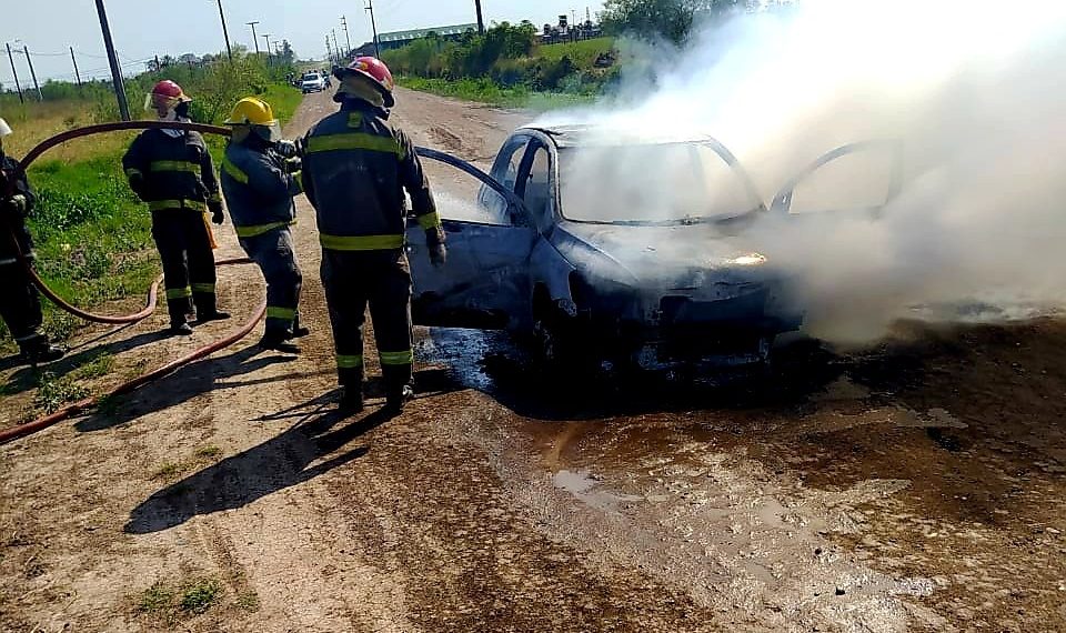Le prestó el auto a su amigo y se lo devolvieron incendiado y destruido