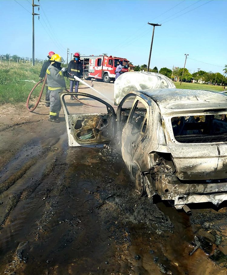 Le prestó el auto a su amigo y se lo devolvieron incendiado y destruido
