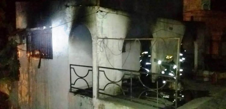 Un espiral encendido provocó el incendio de la planta alta de una vivienda